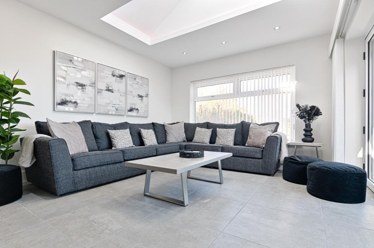 Luxury Property With Hot Tub And Sea Views Oystermouth Exterior foto