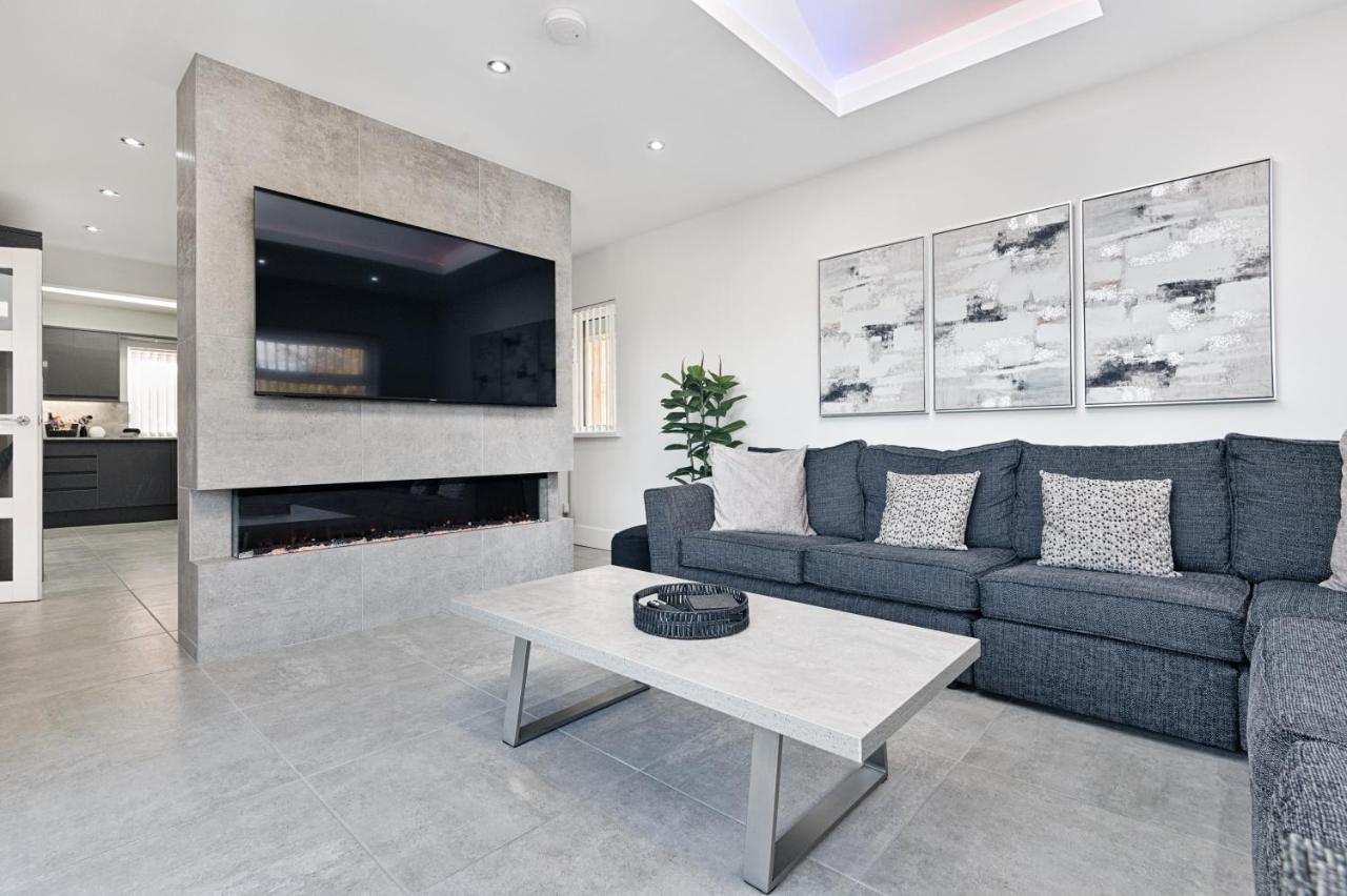Luxury Property With Hot Tub And Sea Views Oystermouth Exterior foto