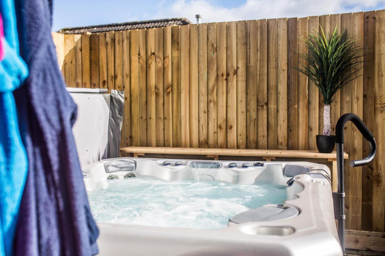 Luxury Property With Hot Tub And Sea Views Oystermouth Exterior foto