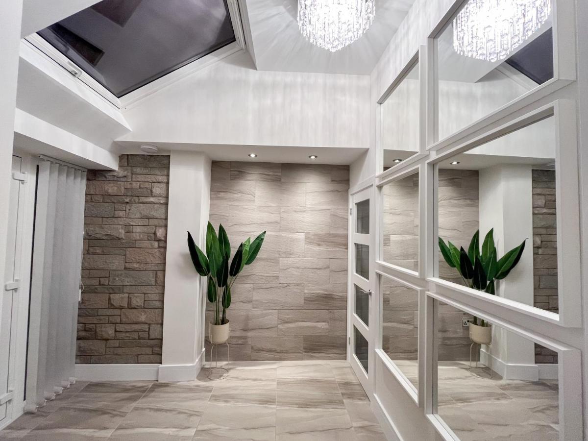 Luxury Property With Hot Tub And Sea Views Oystermouth Exterior foto