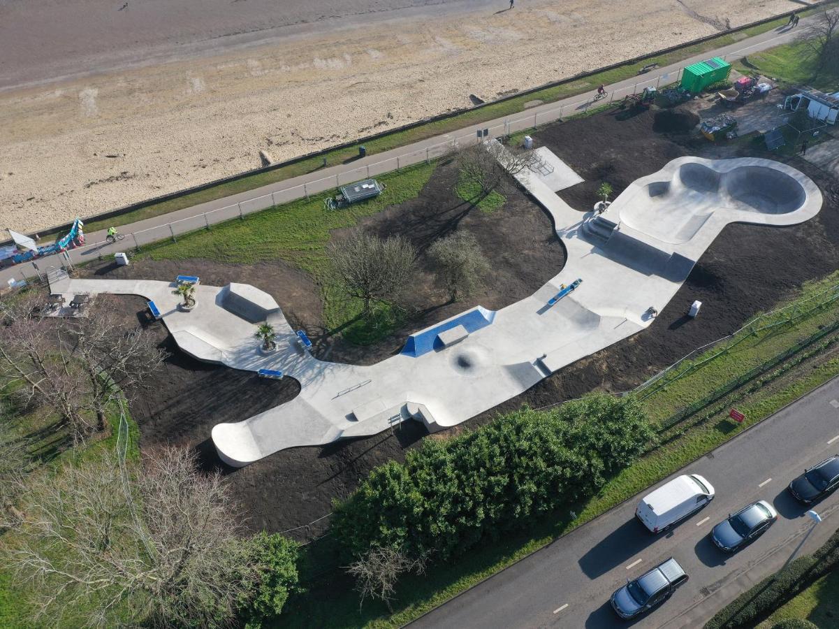 Luxury Property With Hot Tub And Sea Views Oystermouth Exterior foto